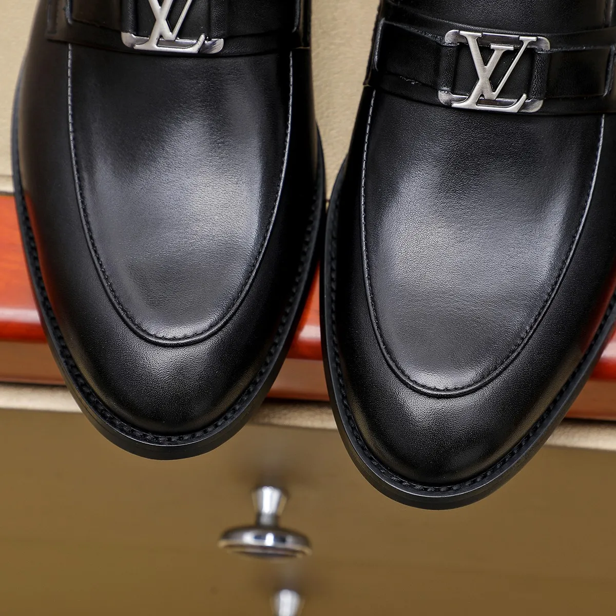 Men's Men's Shoes 💰420 💰[Louis Vuitton] LV high-end business formal leather shoes! ! Luxurious and elegant style, equal emphasis on practicality and style, professional focus on details and quality, counter original 1⃣️: 1⃣️ super accurate reproduction👍🏻! Material: The upper is made of imported original soft 🐂cowhide ➕imported first-layer sheepskin lining. Original anti-slip and wear-resistant outsole! Code number: 39--45, (38.46 custom-made) Large quantities in stock!